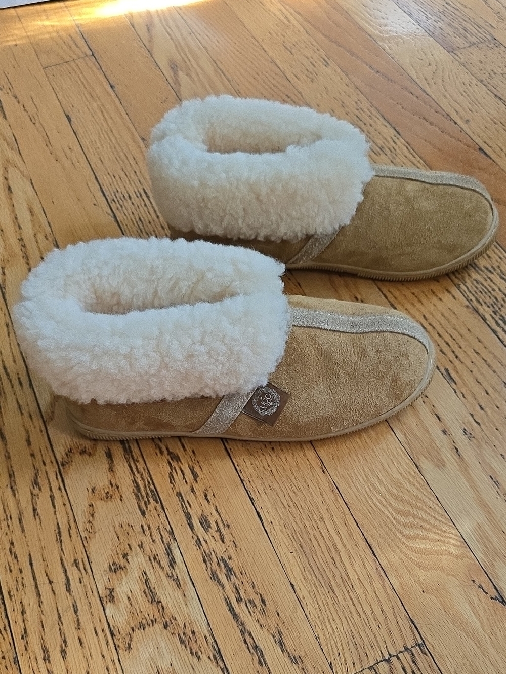 The OG UGG Australia Queen Slipper Unisex W 8 / M 6